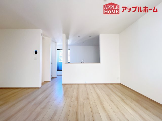 [新築住宅] さいたま市北区盆栽町 全3棟の居間・リビング|人気の対面式キッチンで会話も弾みます！お食事の準備をしながらでもご家族とのコミュニケーションを楽しめますね♪