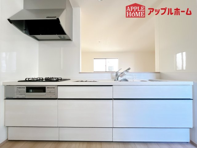 [新築住宅] さいたま市北区盆栽町 全3棟のキッチン|見栄えもよくお手入れもスムーズに出来ます。豊富な収納力もございますので、キッチンスペースをスッキリとお使い頂けそうです。