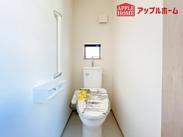 [新築住宅] さいたま市北区盆栽町 全3棟のトイレ|白を基調とした清潔感のある明るい空間。温水洗浄便座付きで、毎日快適・清潔に使用できます。操作しやすい壁面リモコンを採用しています。