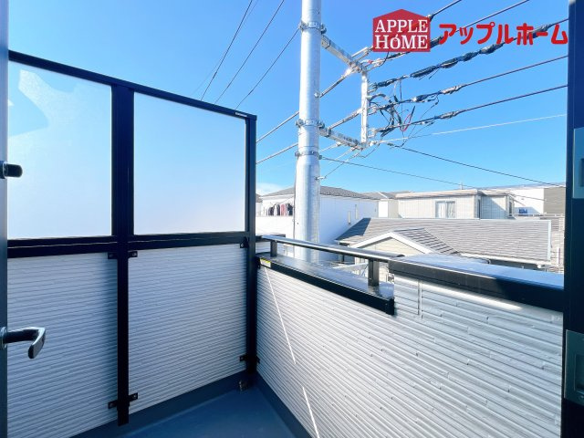 [新築住宅] さいたま市北区盆栽町 全3棟のバルコニー|家族分の洗濯物もしっかり干せます。日当たりも良く、毎日のお洗濯が楽しくなりそう♪お布団は手軽に干せていつもポカポカに☆