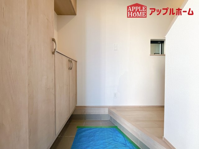 [新築住宅] さいたま市北区盆栽町 全3棟の玄関|住まう人も来客も入った時にワクワクさせてくれるオシャレな玄関♪収納もたっぷりあるので、靴がたくさんあっても安心！