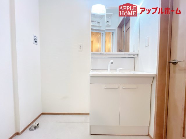 [新築住宅] さいたま市北区盆栽町 全3棟の独立洗面台|ゆとりの洗面スペースで朝の身支度も快適スムーズに。３面鏡で髪のセットやお化粧もストレスなくこなせ、朝から気分良く通勤通学に向かえそうですね！鏡の裏にはたっぷりと収納スペースを標準装備