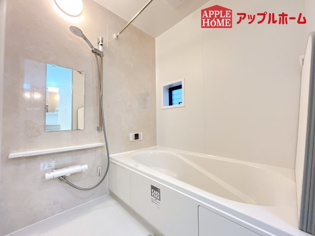 [新築住宅] さいたま市北区盆栽町 全3棟の浴室|窓付きのバスルームは、採光もあり明るく気持ちの良い空間です。窓があることで、換気環境も良好。掃除もスムーズに出来ます