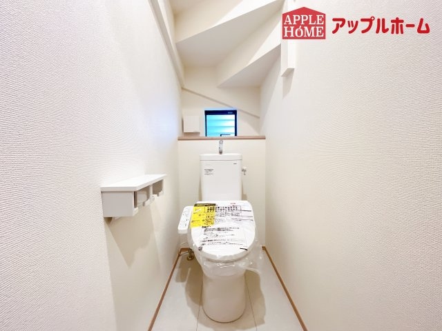 [新築住宅] さいたま市北区盆栽町 全3棟のトイレ|白を基調とした清潔感のある明るい空間。温水洗浄便座付きで、毎日快適・清潔に使用できます。操作しやすい壁面リモコンを採用しています。