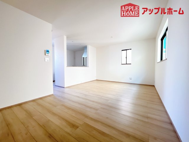 [新築住宅] さいたま市北区盆栽町 全3棟の居間・リビング|窓から差し込む光で家族を温かく包み込みます。明るいリビングで子育てする喜びを☆いつでも見学可能です！