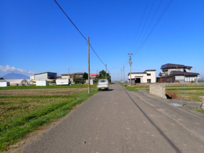 【前面道路含む現地写真】 | 黒石市飛内　小屋付き土地