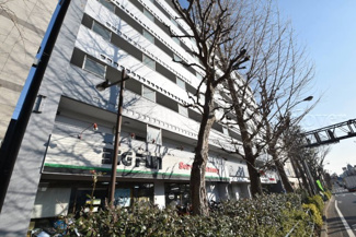 【外観】 | 青空によく映える建物です。手入れの行き届いた外壁やマンション正面エントランスなど、綺麗な姿をぜひ一度、現地にてご覧ください。～即日のご見学可能～　お問合せはお気軽にどうぞ。
