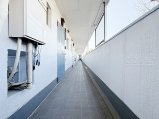 【その他共用部分】 | マンションの共用廊下です。きれいに清掃されています。周囲のお部屋の様子も、ぜひ伺ってみてください。～即日のご見学可能～　お問合せはお気軽にどうぞ。