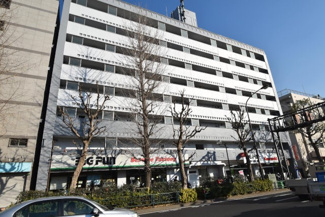 【外観】 | 手入れの行き届いた外壁やエントランスなど、「見ればわかる」レベルで清潔感を保ったマンションです。築年数を感じさせない姿で皆様をお出迎えします。～即日のご見学可能～　お問合せはお気軽にどうぞ。