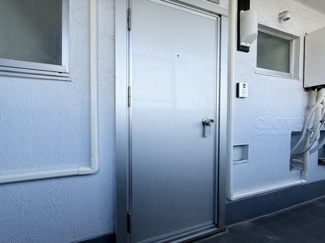 【その他共用部分】 | 皆様をお迎えする、お部屋の玄関ドア。開けやすさや開放角度、ドアノブの操作しやすさや鍵の形状などを、現地で一度ご確認ください。～即日のご見学可能～　お問合せはお気軽にどうぞ。