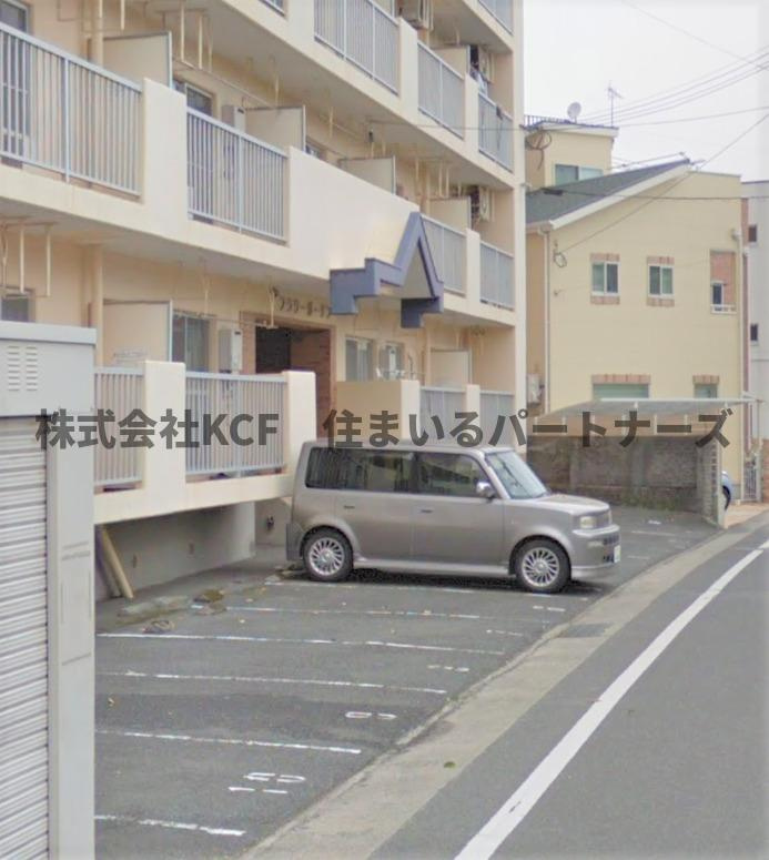 フラワーガーデンの駐車場|車をお持ちの方に嬉しい駐車場付きの物件です