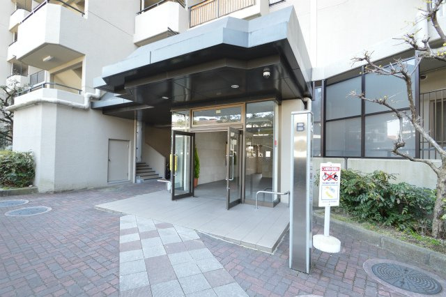 【エントランス】 | 星和プラネタウン千里南第1期B棟 | サイトに掲載されていない箇所の写真、撮影してお届けさせて頂きます！気になる物件で、見たい部分の画像が無い場合は、弊社スタッフまでご連絡下さいませ。お客様の気になる箇所を、カメラにて撮影して参ります！