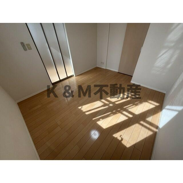 フローラルコートＢの居間・リビング|こちらのリビングで趣味の時間をお楽しみください