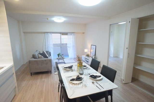 【居間・リビング】 | 若江岩田パークマンションB棟 | 【LDK：約14.7帖】※設置している家具、調度品等はディスプレイ用になります。ご了承下さい。※照明器具・レースカーテンは付いています☆