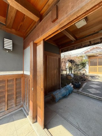 斑鳩町龍田北４丁目　中古戸建の外観|門に倉庫があり外回りの道具などたくさん入れていただけます(^^)/