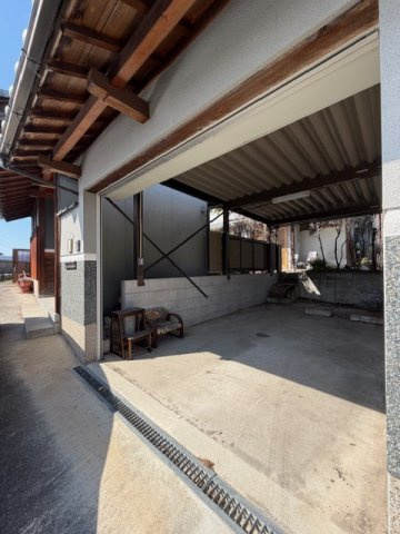 【外観】 | 斑鳩町龍田北４丁目　中古戸建 | 電動シャッター付き駐車場♪