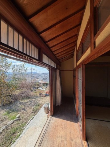 斑鳩町龍田北４丁目　中古戸建の内装|趣のある廊下から見る景色は気持ちいいですよ(^^)/