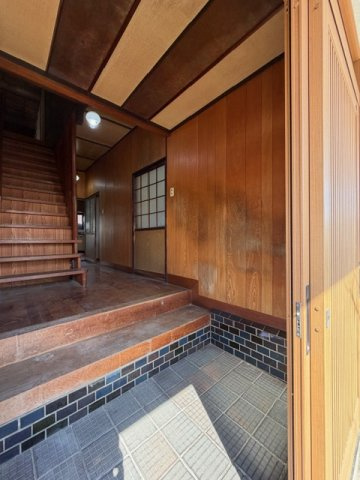 【玄関】 | 斑鳩町龍田北４丁目　中古戸建 | 温かみのある玄関♪