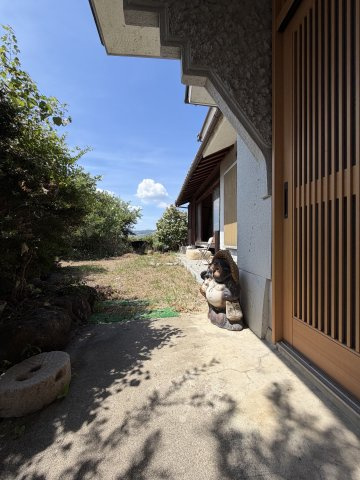 斑鳩町龍田北４丁目　中古戸建の外観|広いお庭でドッグランやバーベキューなど楽しみが広がります♪