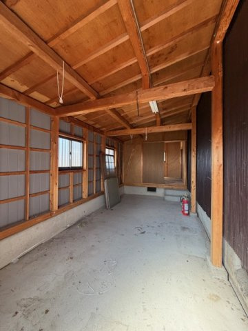斑鳩町龍田北４丁目　中古戸建の収納|母屋の横の倉庫♪奥にもう一部屋あります♪趣味部屋にいかがでしょうか(^^)/