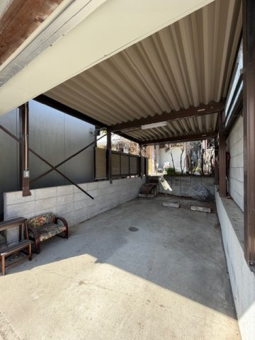 【外観】 | 斑鳩町龍田北４丁目　中古戸建 | 電動シャッター付き駐車場♪