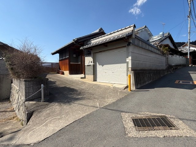 斑鳩町龍田北４丁目　中古戸建の外観|電動シャッター付き駐車場あり♪