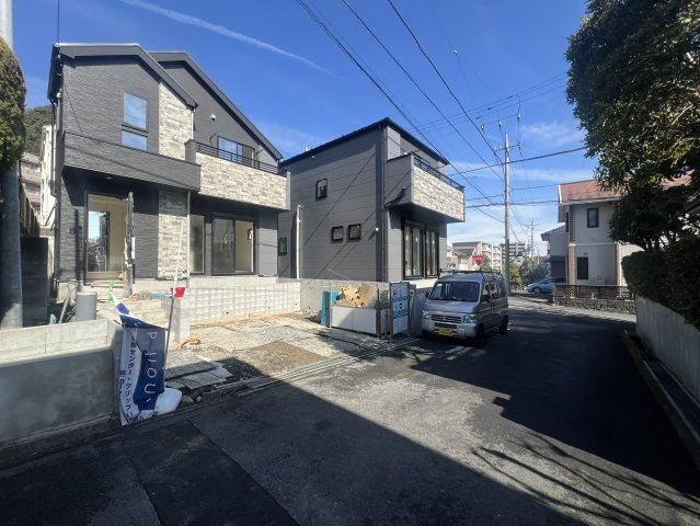 日野市三沢2期 新築戸建ての前面道路含む現地写真