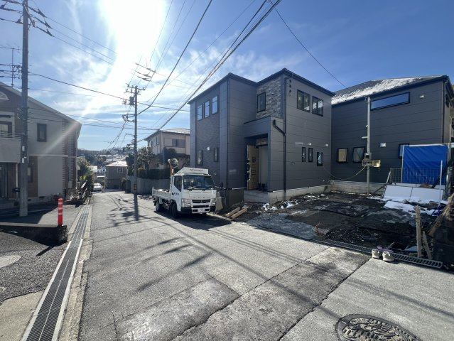 日野市三沢2期 新築戸建ての前面道路含む現地写真