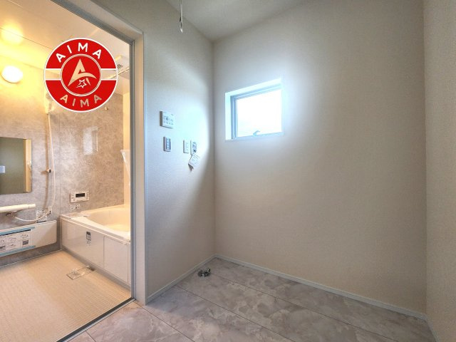大野城市乙金東2丁目第3-2棟（1号棟）の脱衣所|ゆとりの洗面スペースで朝の身支度もスムーズに。暮らしを快適に変えるシャワー付洗面台です！