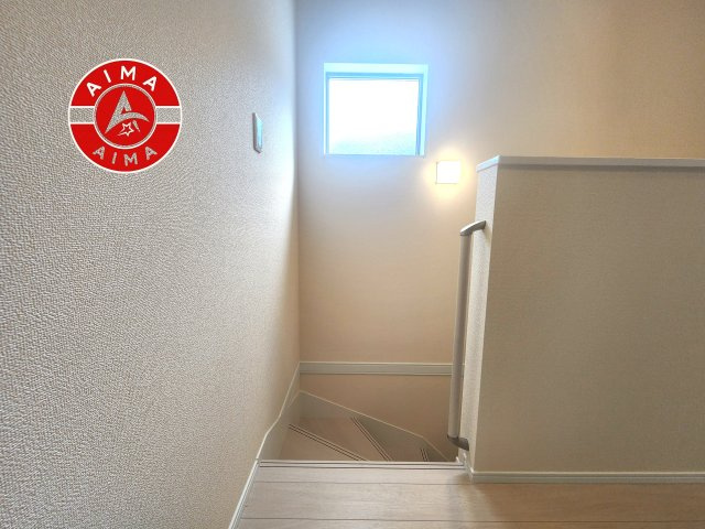 大野城市乙金東2丁目第3-2棟（1号棟）の内装|＜手すり付階段＞手すりがないと階段の昇り降りで危険なことはもちろん、壁に手をつきながら歩くことで壁紙が汚れやすくなります。すべての方に快適に昇り降りしていただくため、手すりを設置しました。