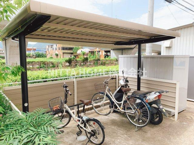 グレートハピネスのエントランス|屋根付きの駐輪場は無料で使用可能です！