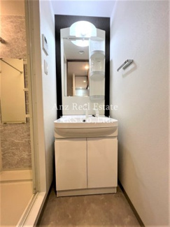 【洗面所】 | サムティ阿波座ベルシア | 鏡のサイドに収納棚を設置、整理整頓をサポート！