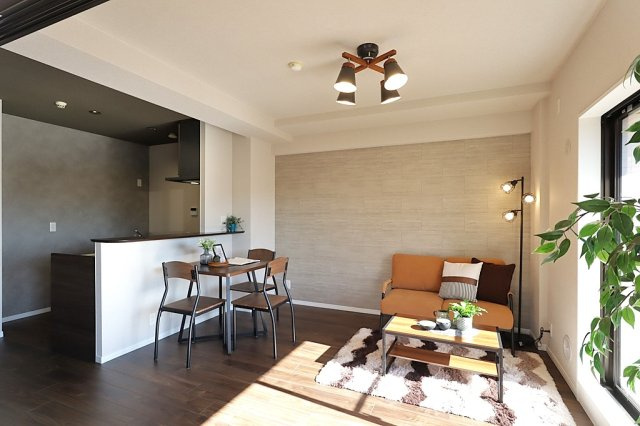 【居間・リビング】 | ライオンズマンション鶴橋 | 【LDK：約11.5帖】※設置されている家具・小物・照明はディスプレイ用です。家具付きの販売ではございません。ご了承下さい。