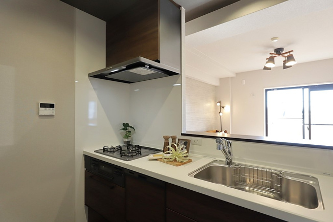 【キッチン】 | ライオンズマンション鶴橋 | 食洗機＆浄水器付きのシステムキッチン新調です☆3口ガスコンロ☆