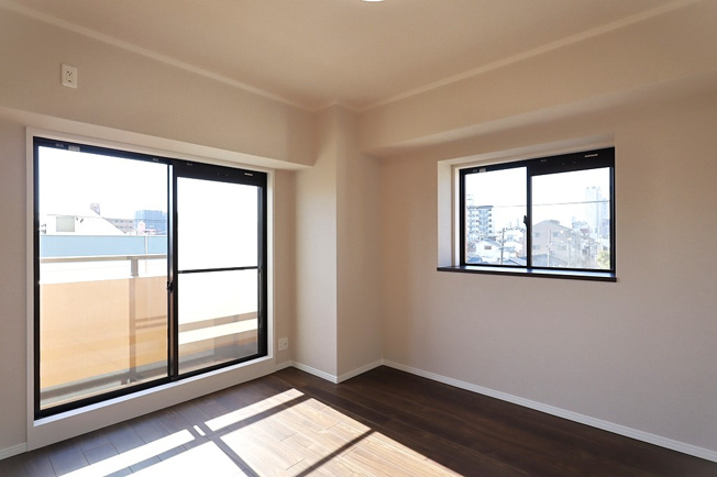 【内装】 | ライオンズマンション鶴橋 | 【洋室③：6.6帖】出窓付き☆南側バルコニーに面した明るいお部屋です☆