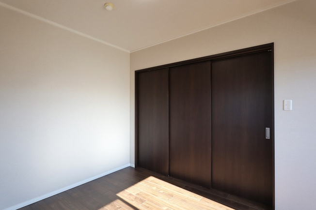 【内装】 | ライオンズマンション鶴橋 | 【洋室③：6.6帖】リビングと続き間のお部屋です♪