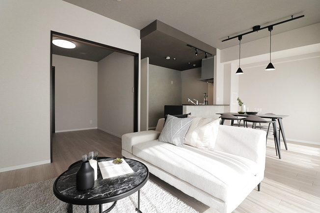 【居間・リビング】 | 藤和シティホームズ中本公園 | 【LDK：約15.2帖】※設置されている家具・小物・照明はディスプレイ用です。家具付きの販売ではございません。ご了承下さい。