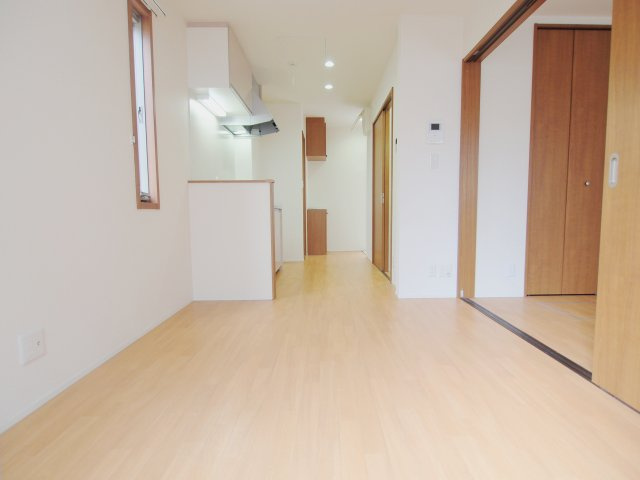 安芸郡府中町八幡３丁目のアパートの居間・リビング