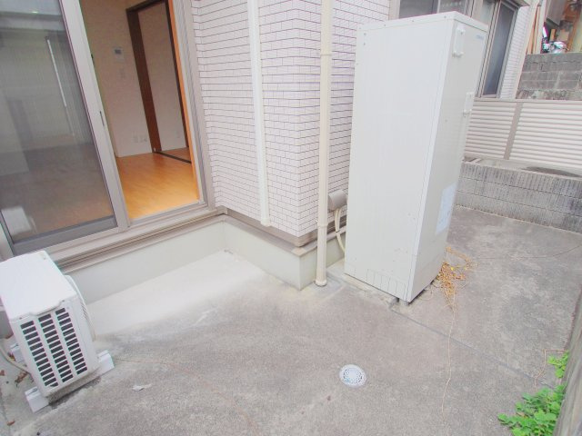 安芸郡府中町八幡３丁目のアパートの庭