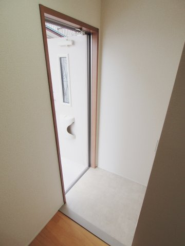 安芸郡府中町八幡３丁目のアパートの玄関