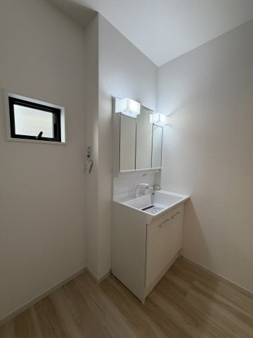 《仲介手数料無料》上尾市東町１丁目6-11新築一戸建てリガーレの独立洗面台