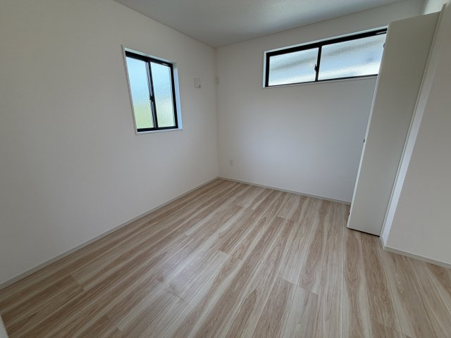 《仲介手数料無料》上尾市東町１丁目6-11新築一戸建てリガーレの洋室|2階 9.7帖(お部屋を二つに分けることもできます)