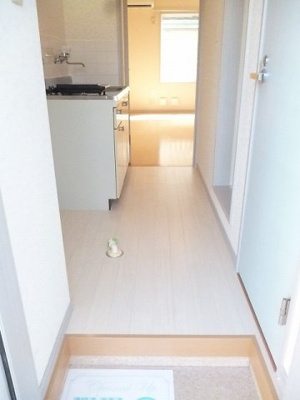 【展望】 | マローネ | 玄関から室内への景観です！キッチンの奥に洋室7.1帖のお部屋があります♪