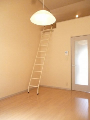 【寝室】 | マローネ | 洋室7.1帖☆ロフトスペースがあります♪荷物をたっぷり収納できてお部屋が片付きます☆