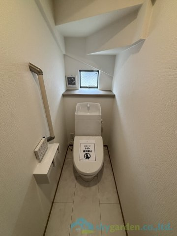 平塚市豊田宮下　全２棟A号棟のトイレ