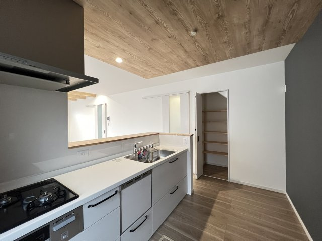 大和高田市勝目のキッチン|キッチンの近くに収納があります