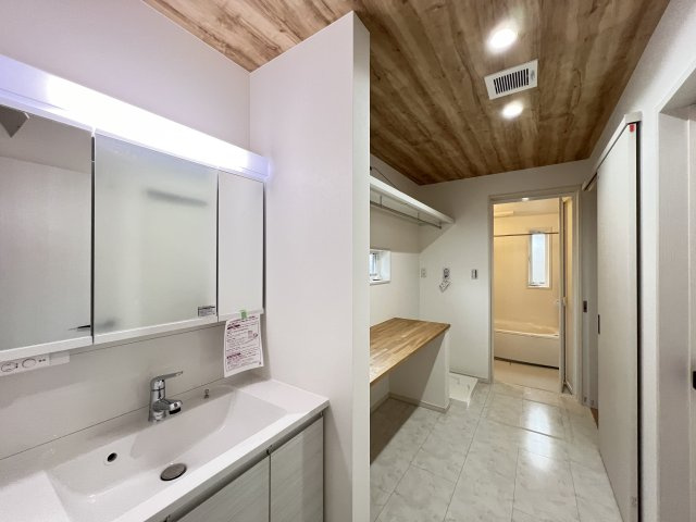 大和高田市勝目の洗面所|広い洗面です！家事スペースあります