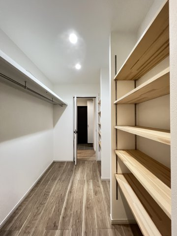 大和高田市勝目の収納|便利なファミリークローゼットがあります