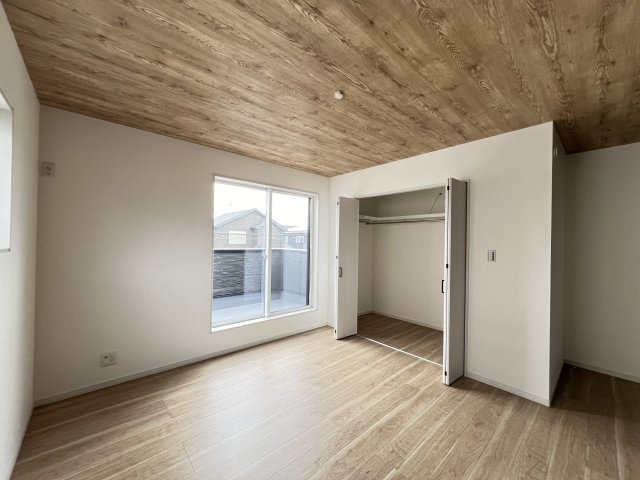 大和高田市勝目の寝室|広くて明るい寝室８帖　ウォークインクローゼット付き