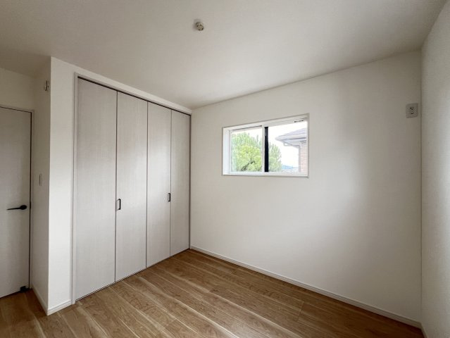 大和高田市勝目の洋室|明るい洋室5.2帖ですお子様のお部屋にいかがでしょうか